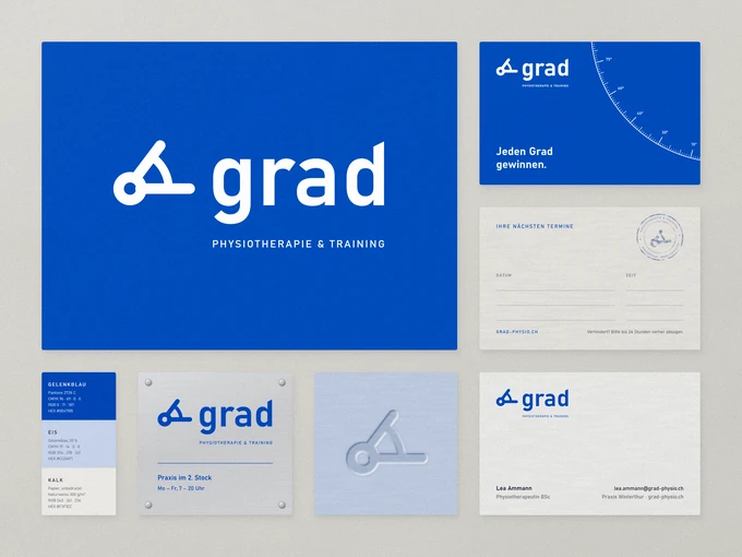 Logo und Erscheinungsbild für grad, Physiotherapie & Training: blaue Logotafel, Terminkarte mit Gradskala und Praxisstempel, Farbstreifen, Praxisschild aus Aluminium, Blindprägung und Visitenkarte.