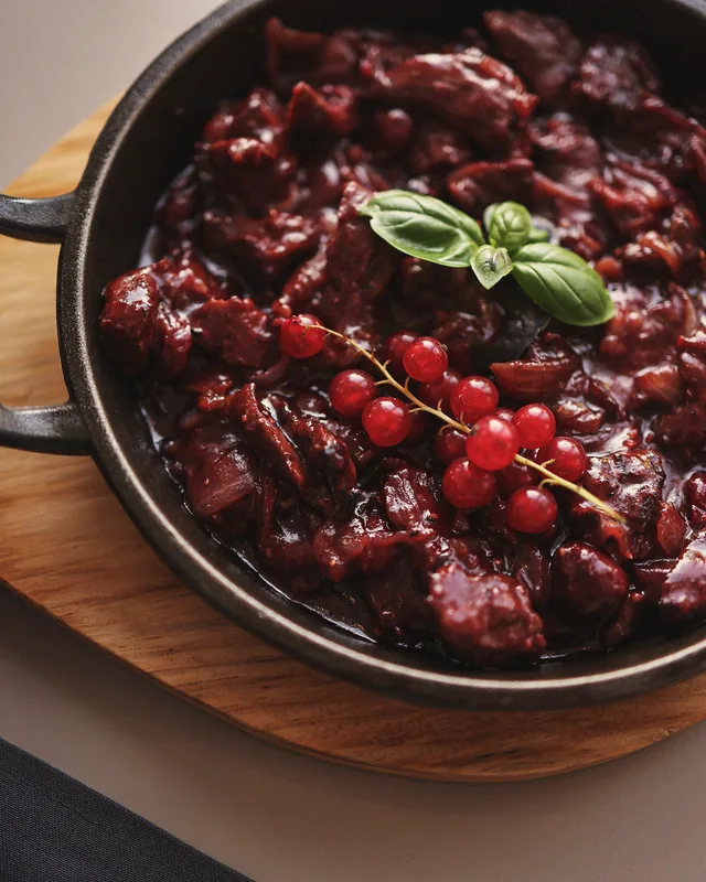 Post: venison ragout in a small pan