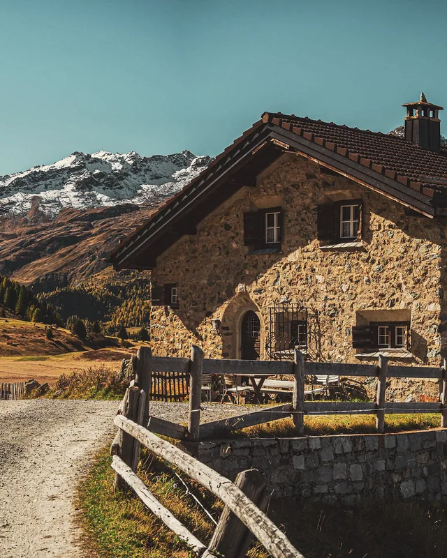 Post: the inn with the mountains behind